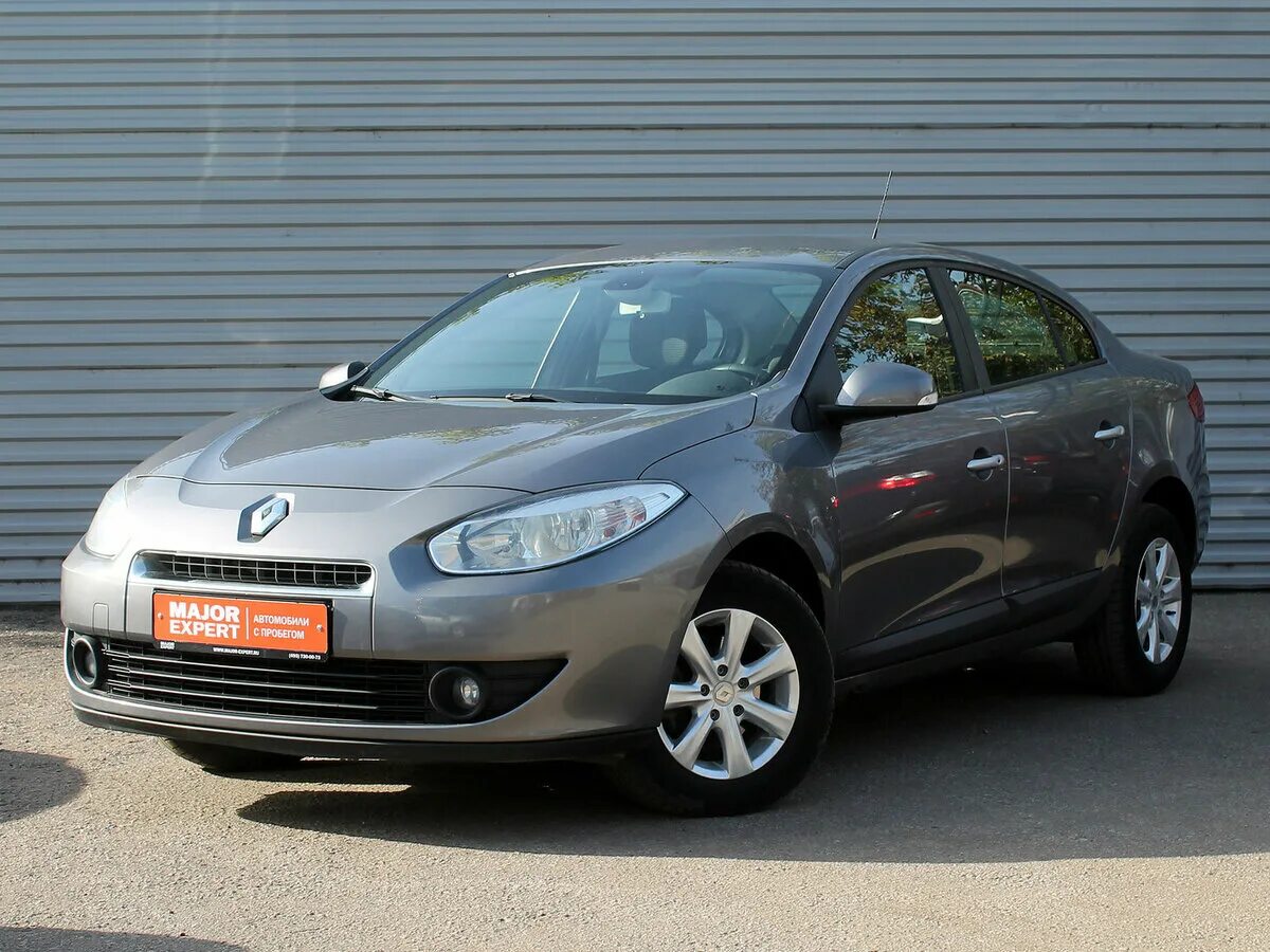 Купить б/у Renault Fluence I 1.6 MT (106 л.с.) бензин механика в Москве: серый Р