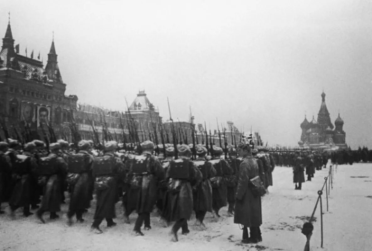 Начало победы под москвой. Парад на красной площади 7 ноября 1941 года. ВОВ 1941 битва за Москву парад. Битва за Москвой 7 ноября 1941 г.. Парад на красной площади 1941 битва за Москву.