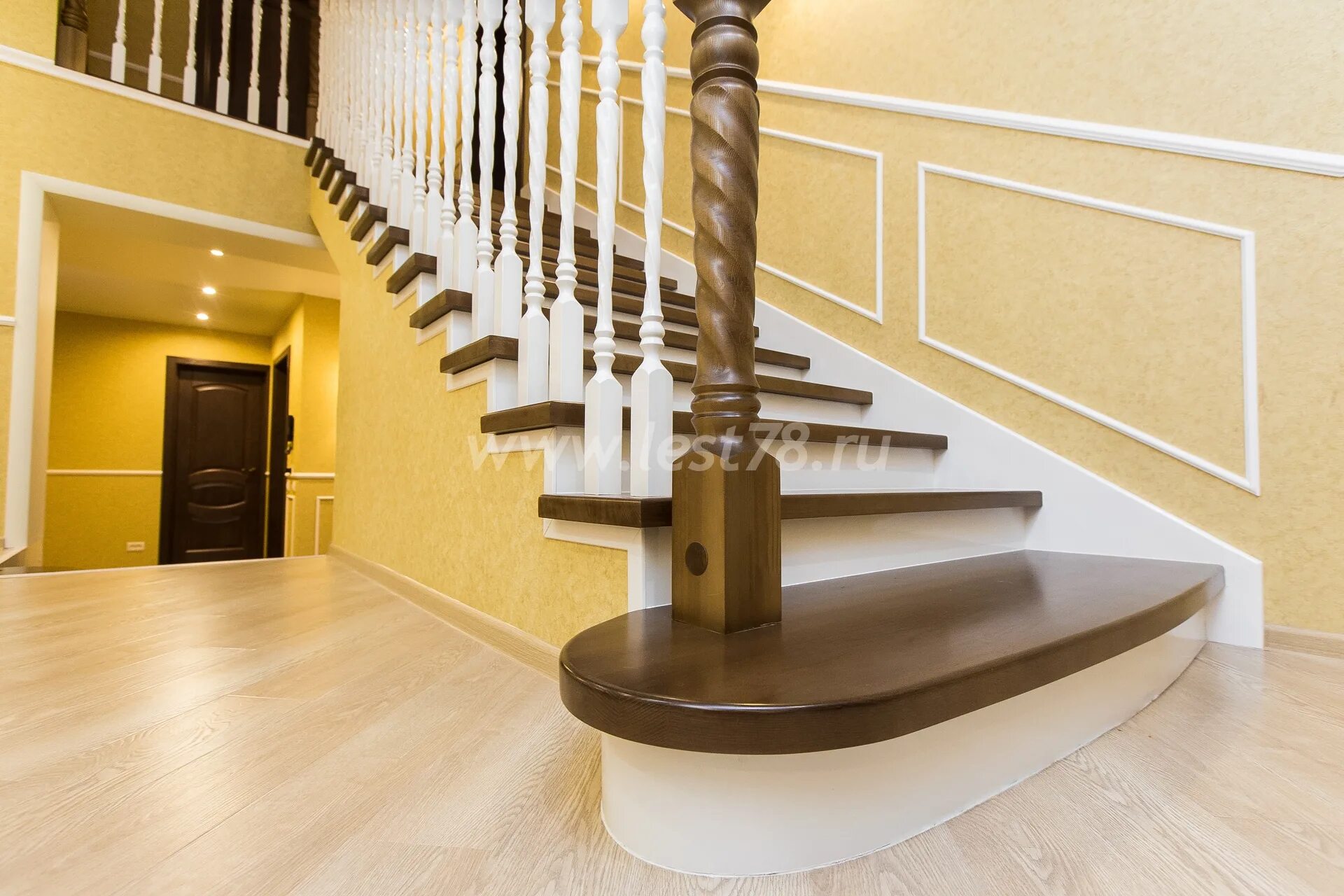 Двухцветная лестница. Косоуры для лестниц. Лестница в частном доме. Деревянные лестницы для дома. Крашенная деревянная лестница.