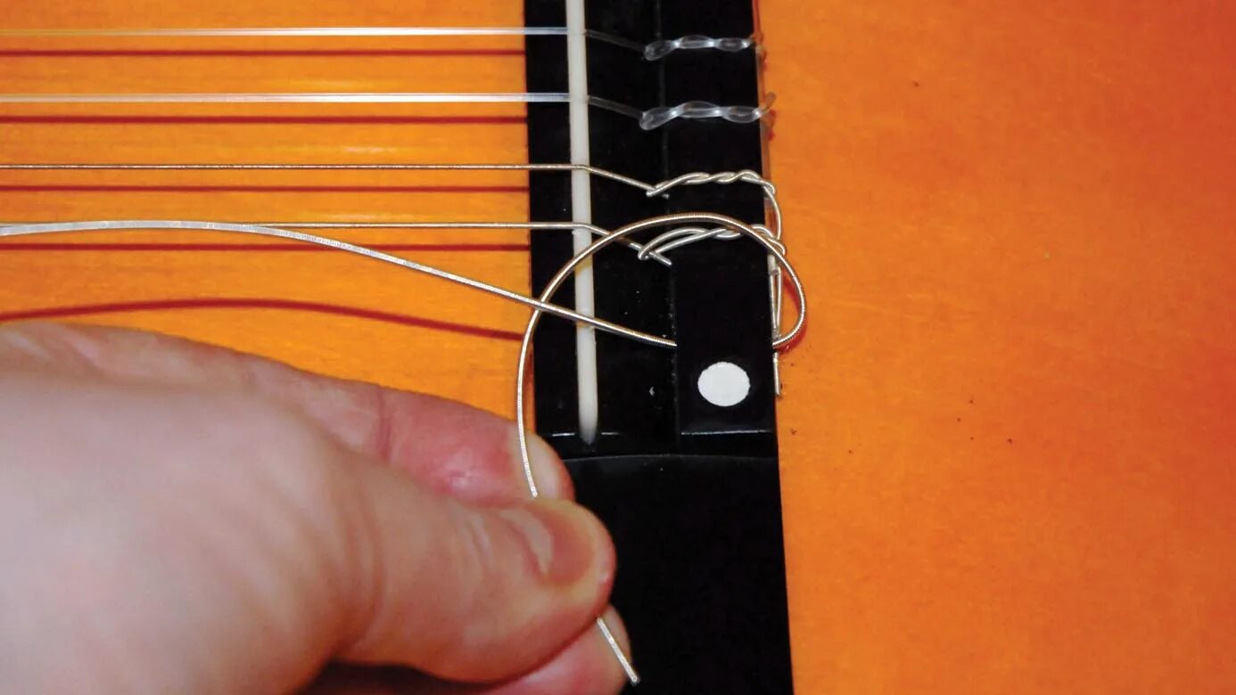 Замена струн на акустической. Нейлоновые струны dcv100nb. FS 550 струны. Порядок натяжения струн на классической гитаре. Нижний порожек классической гитары гитары.