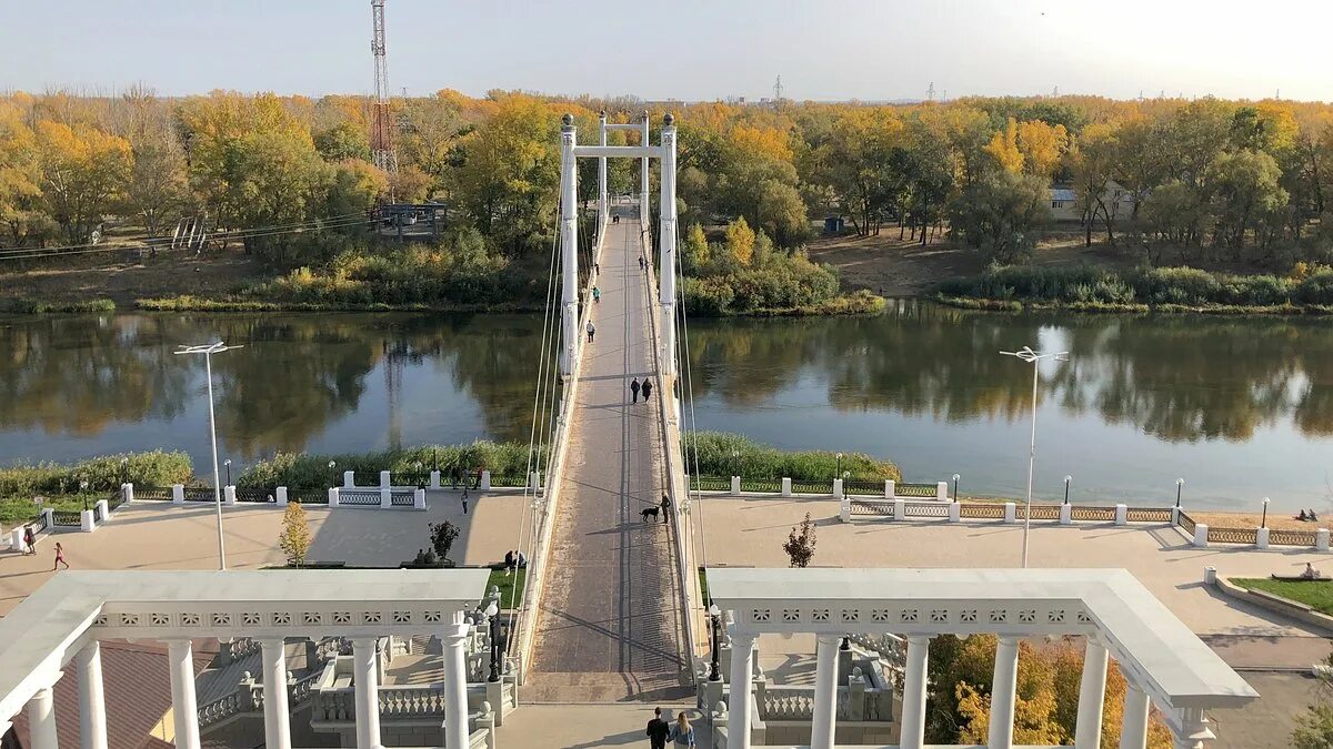 Мост через урал оренбург фото. Пешеходный мост Европа-Азия Оренбург. Оренбург мост на набережной Европа Азия. Мост через Урал Оренбург Европа Азия. Пешеходный мост через реку Урал Оренбург.