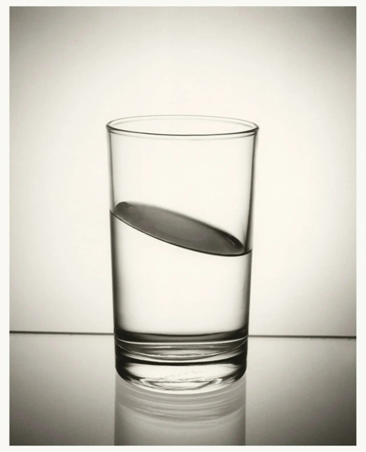 Автор стакан воды 5 букв. Хосе Мадоза. Чема Мадоз (Chema Madoz). Чема Мадоз фотограф.