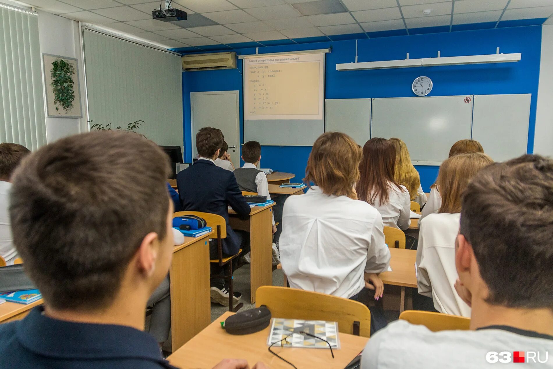 каникулы у первоклассников. директор школы 64 самара. дети школа самара. дистанционное обучение самарская область. школьный класс в самаре.