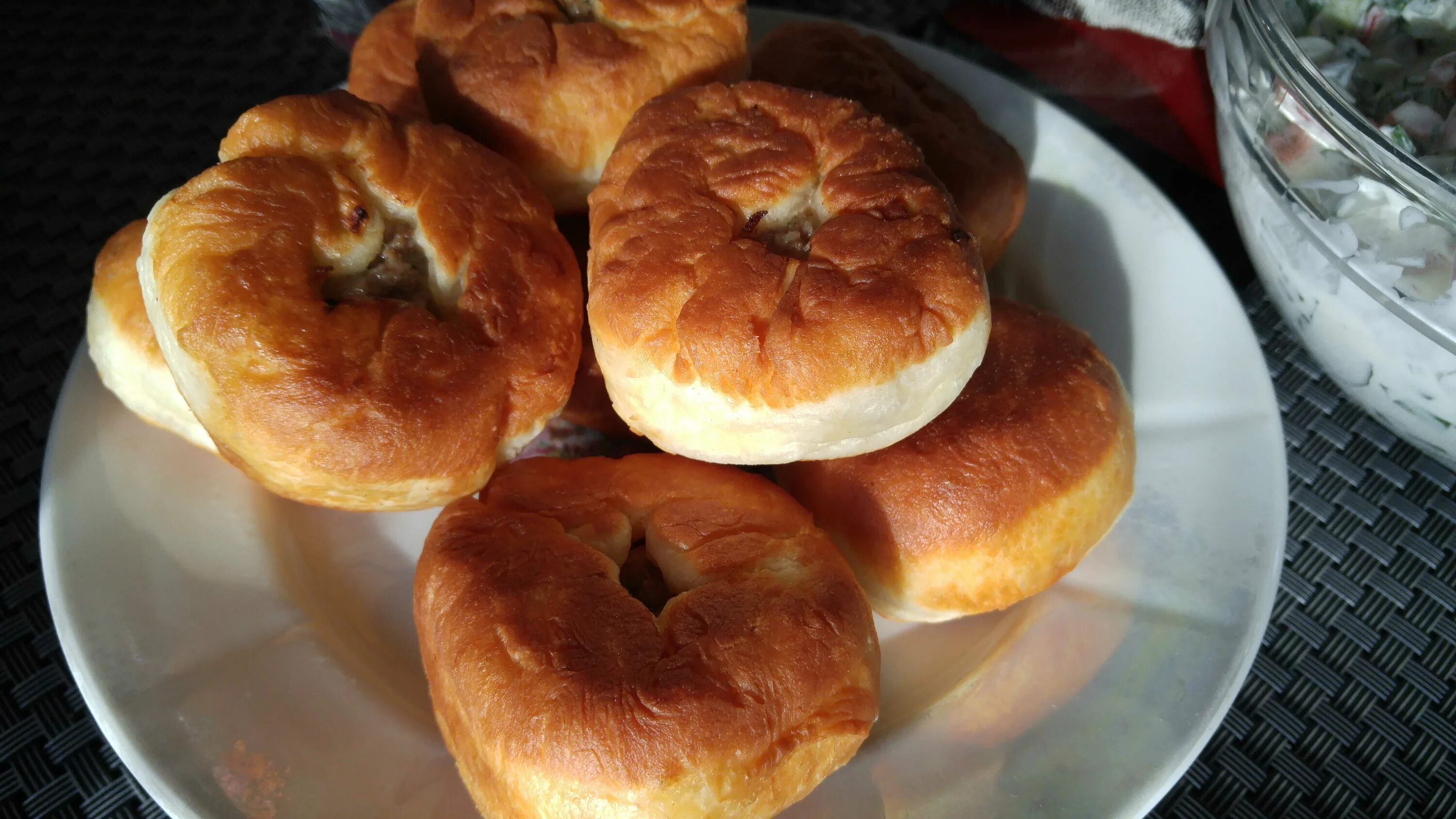 Беляши на дрожжевом тесте на сковороде рецепт. Тесто для беляшей. вкусное тесто для беляшей. беляши из дрожжевого теста. тесто для беляшей дрожжевое.