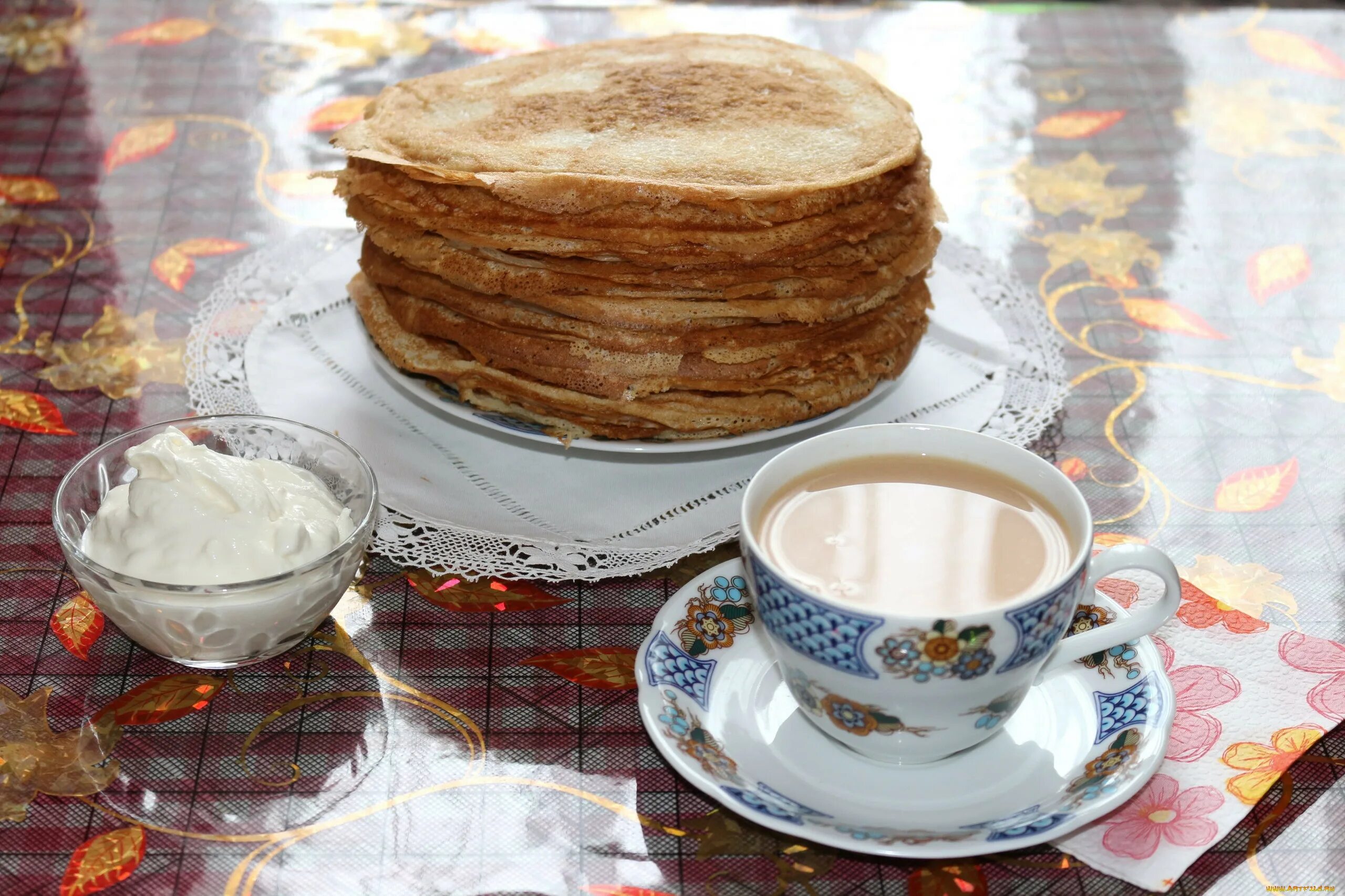 Чаепитие с блинами. Чашка чая и блины. Чай с блинами. Кофе с блинчиками. Добрый день картинки с блинами