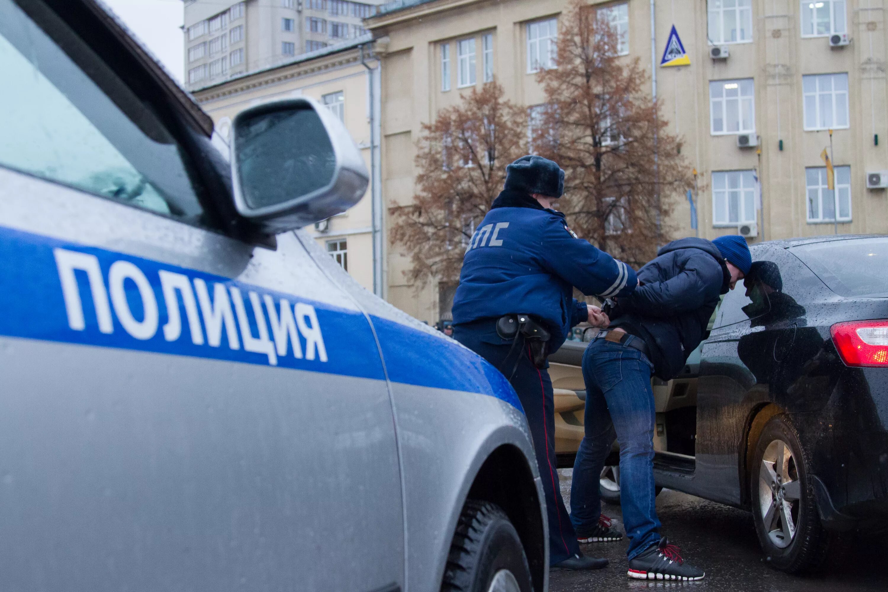 Сажают в полицейскую машину. Садят в полицейскую машину. Угонщики автомобилей задержаны. Полиция задержала угнанную машину.