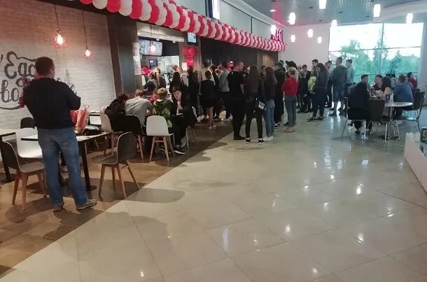 Кфс ульяновск цум. Кфс волгоградский проспект. Kfc саратов. Кфс ульяновск новый город. Работник кфс.