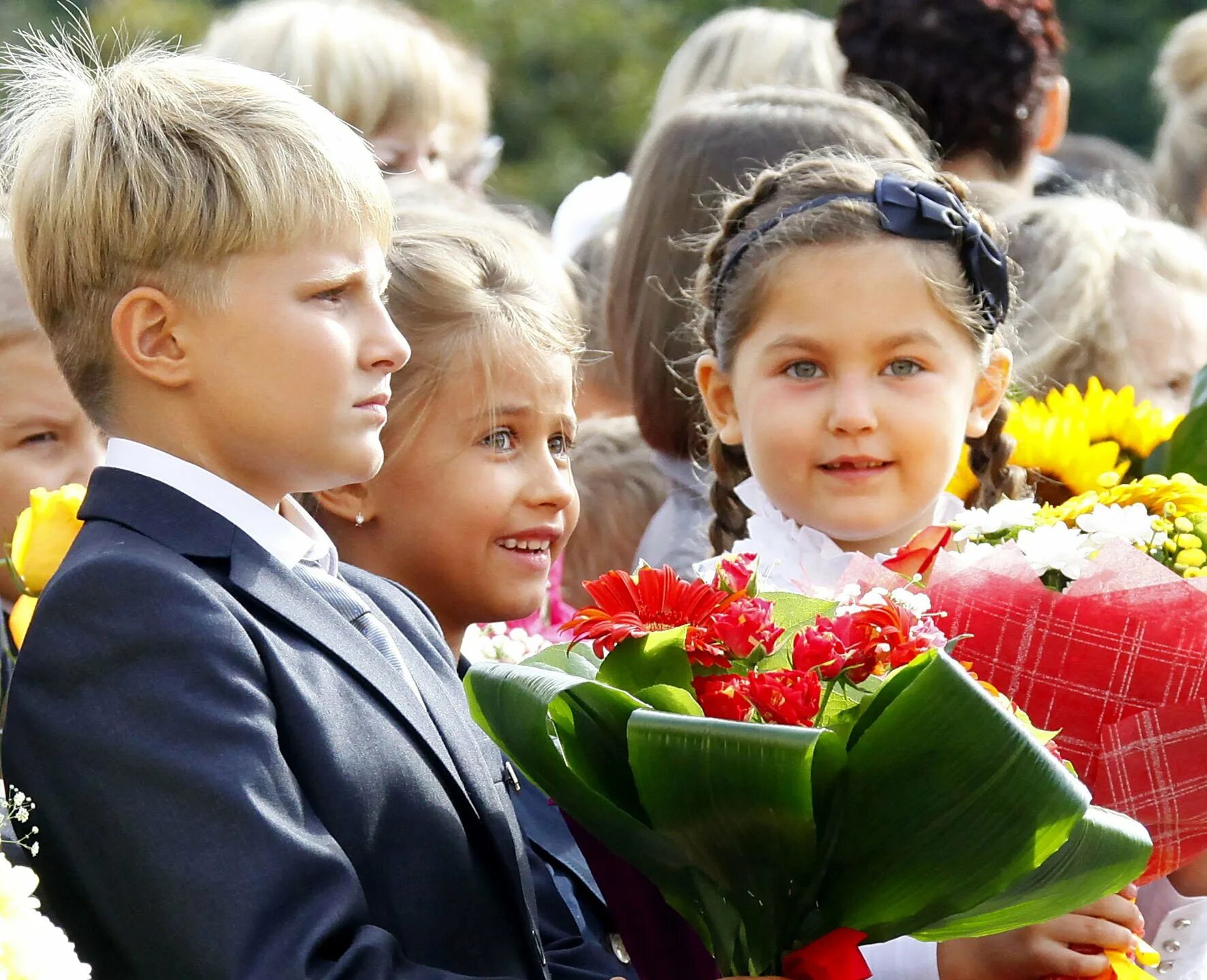 Первоклассники. С днем знаний первоклашка. Дети первый класс. Счастливый лица первоклассников. Про школу первоклассникам