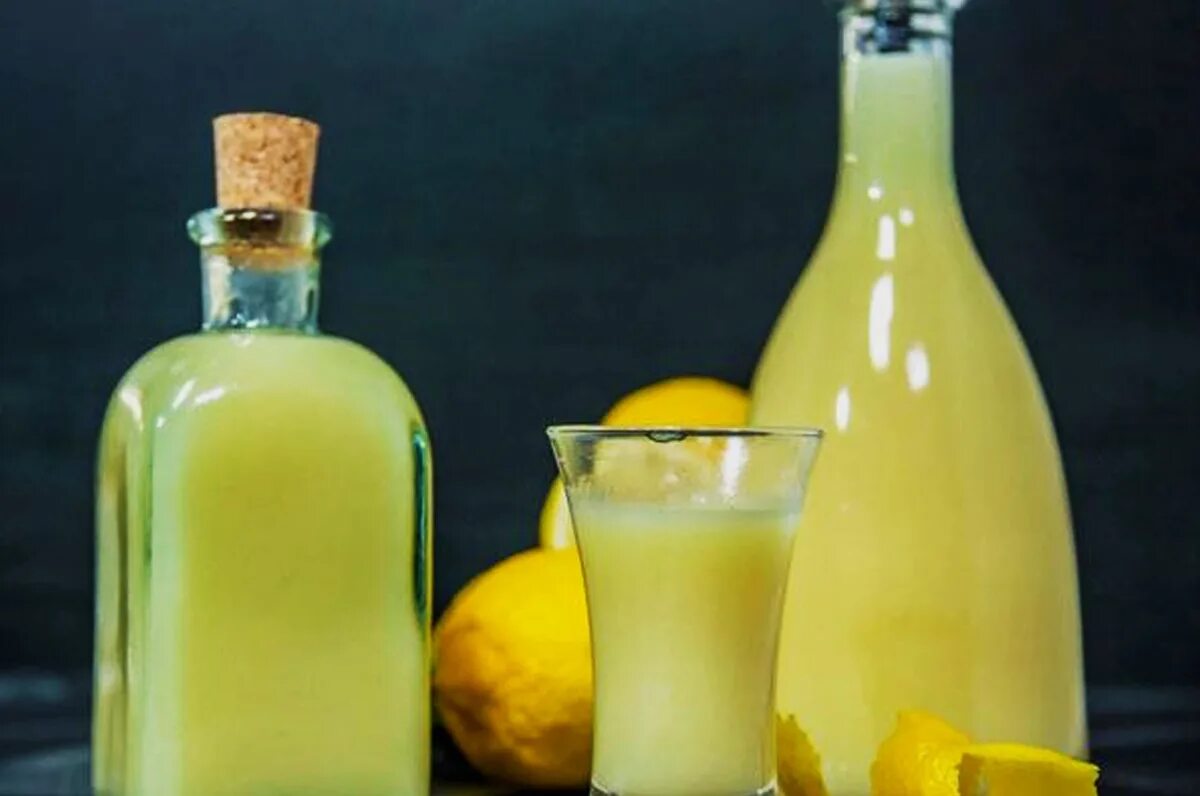 Лимончелло сахар. Лимонный ликер Лимончелло. Лимонный ликёр Limoncello. Сироп Лимончелло.