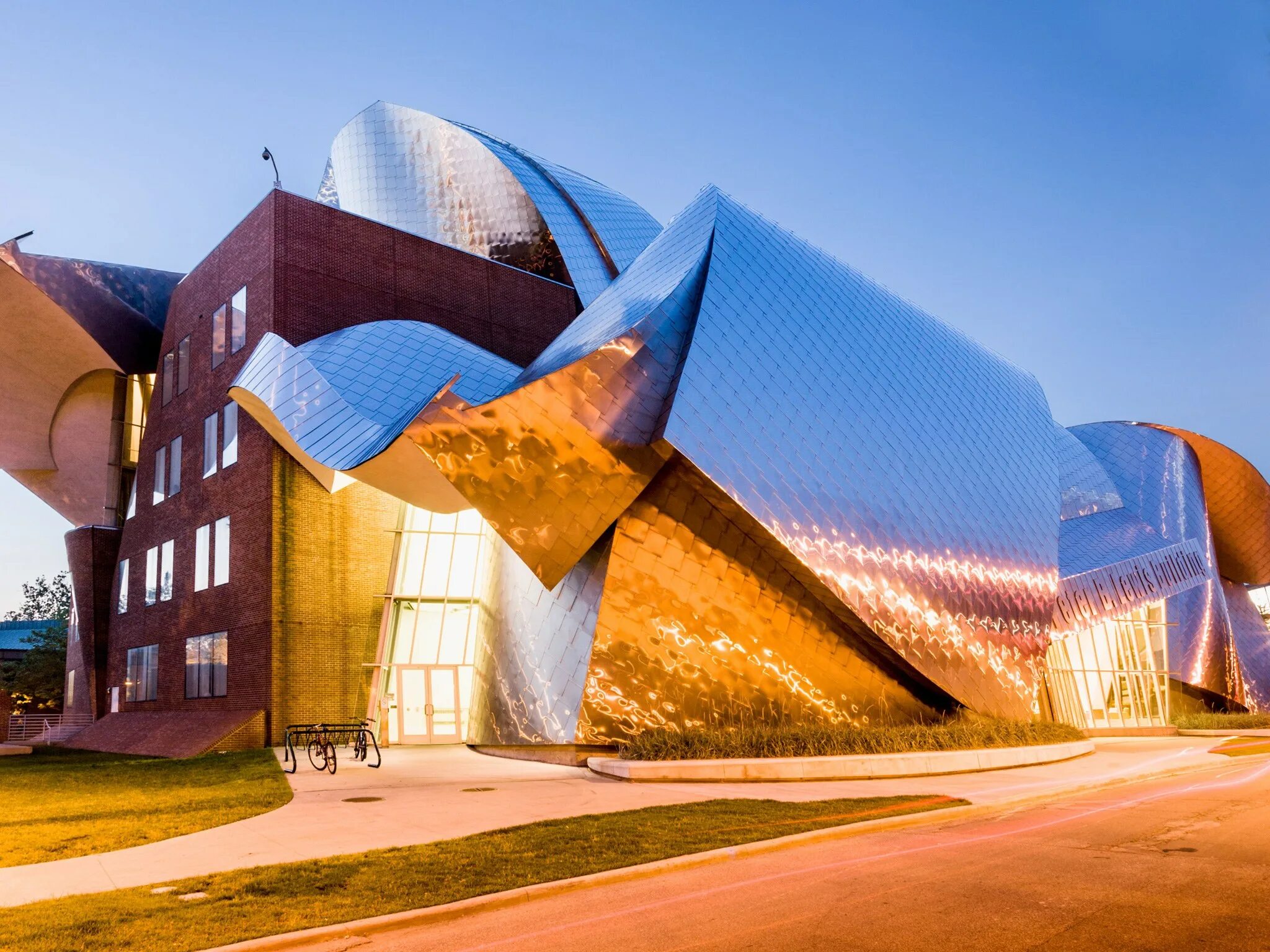 Unusual buildings. Фрэнк Гери здания. Льюис Билдинг Фрэнк Гери. Фрэнк Гери жилой дом. Фрэнк Гери постройки здания.