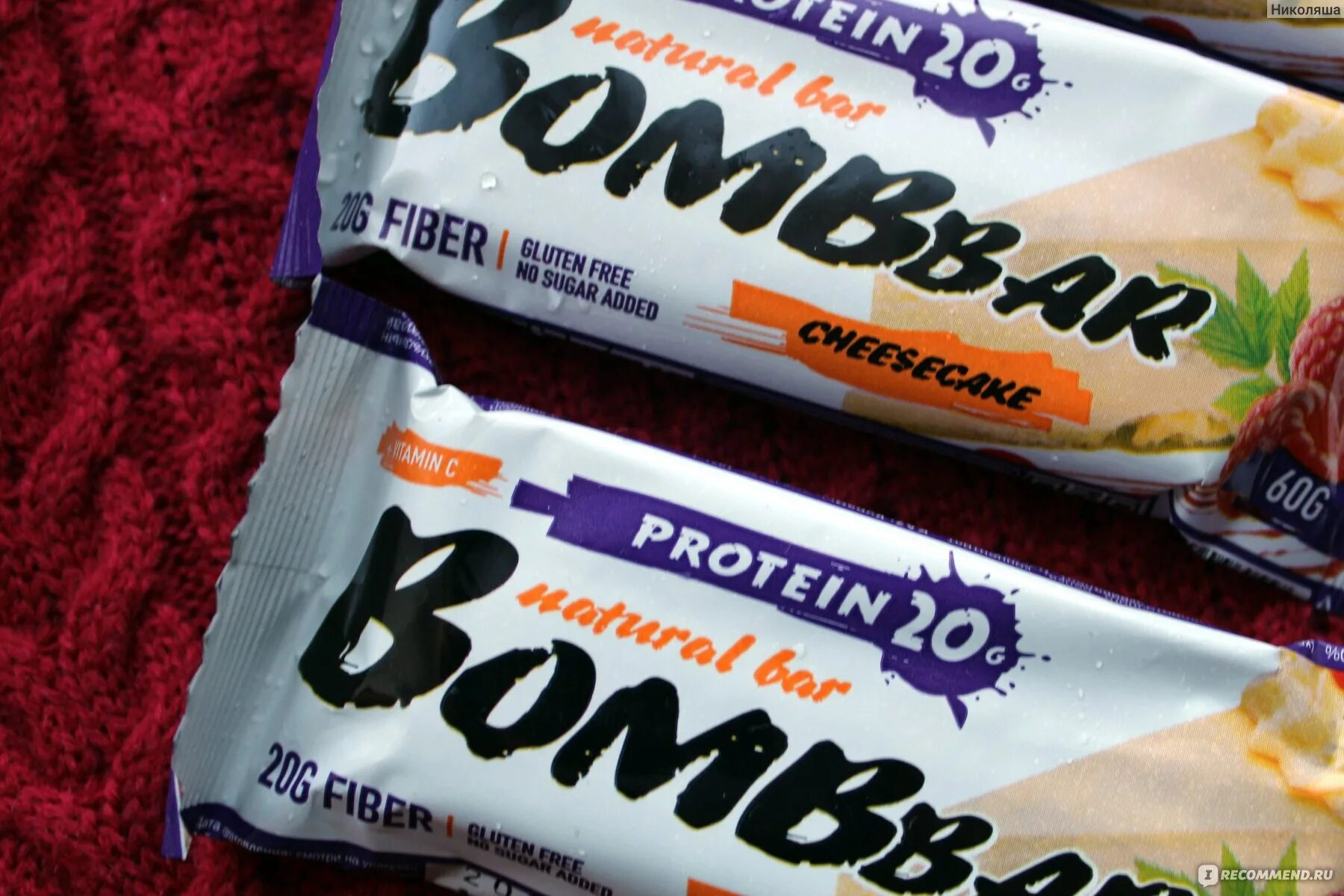 Протеиновые батончики кофейный. Bombbar чизкейк. Малиновый чизкейк бумбар. Bombbar логотип. Протеиновый батончик bombbar - малиновый чизкейк.