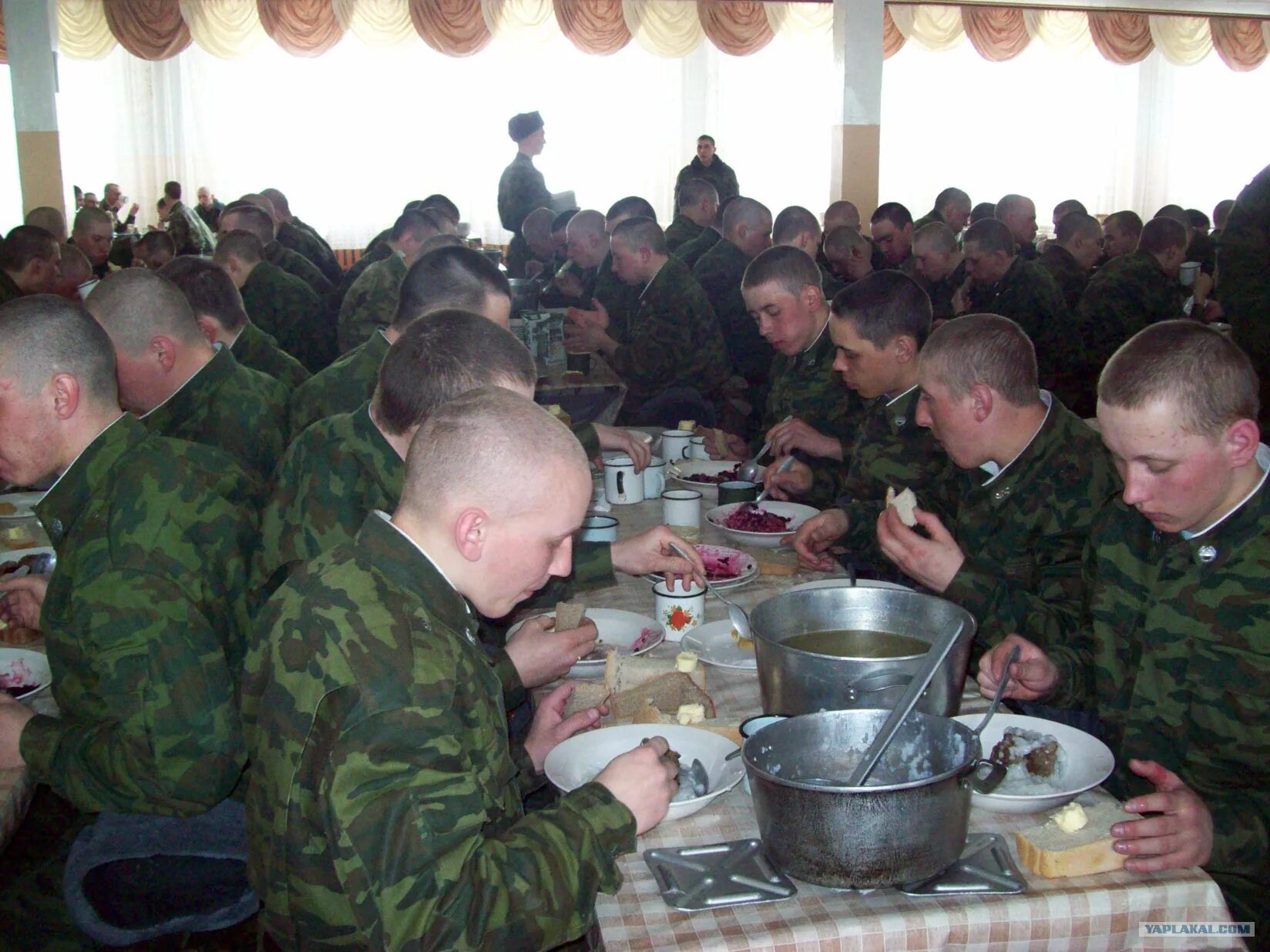 столовая в армии россии. кухня в казарме. кухня в казарме. столовая в российской армии. солдатская столовая в армии рф 2021г.