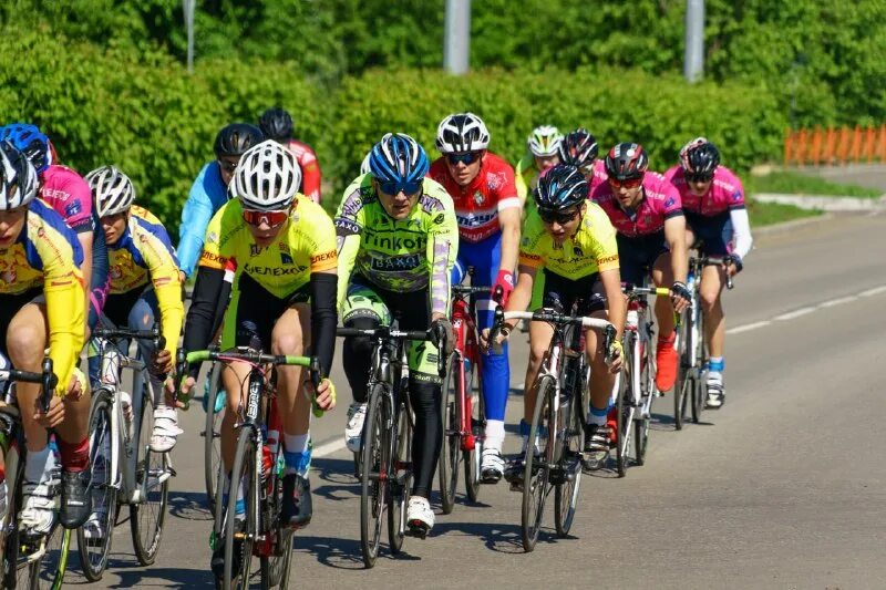 Триатлон это многоборье. Триатлон. Лыжные гонки перед стартом. Симбиоз забега заплыва и велогонка 8. Лыжники женские 2023.