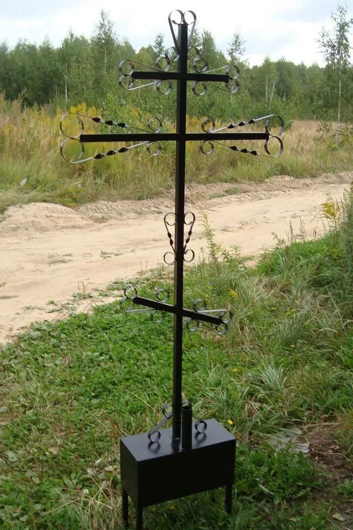 Крест на могилу размеры фото. Православный Могильный крест памятник. Крест Могильный металлический православный. Крест Могильный Железный. Крест на кладбище металлический.