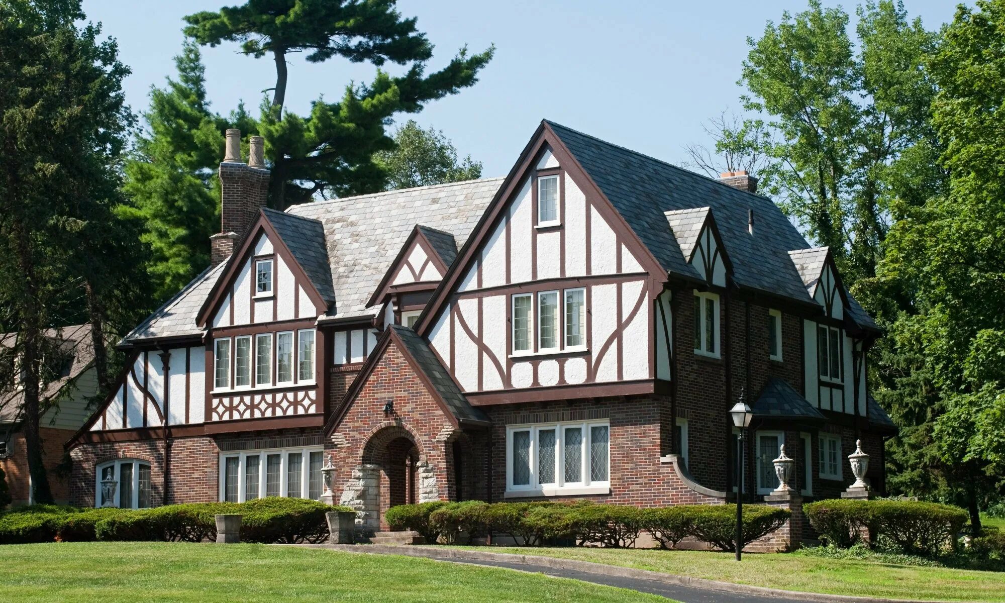 Особняк Тюдоров в Англии. Стиль Тюдор (Tudor Revival Cottage). Тюдоровский стиль Англия. Нео Тюдор стиль в Англии. Английский дом видео