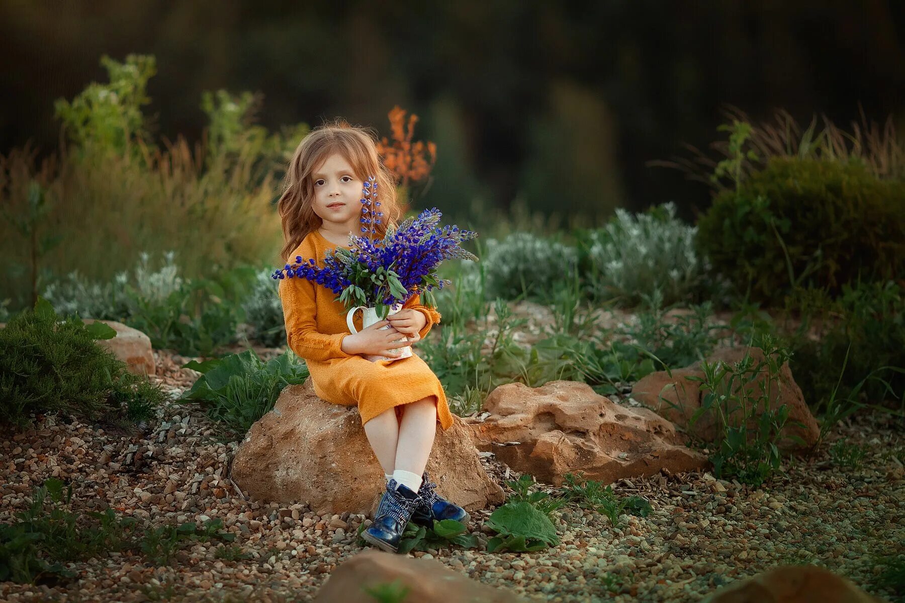 Идеи фотосессии девочки. Девочка в саду. Детская фотосъемка в саду. Фотосессия в летнем саду. Дети в саду девочки.