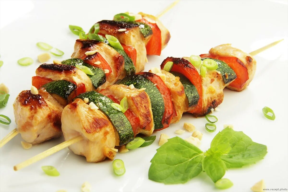 Шашлык на шпажках. Индейка цукини шашлык. Куриные шашлычки с овощами в духовке. Шашлычки из индейки на шпажках. Куриные шашлычки на шпажках.