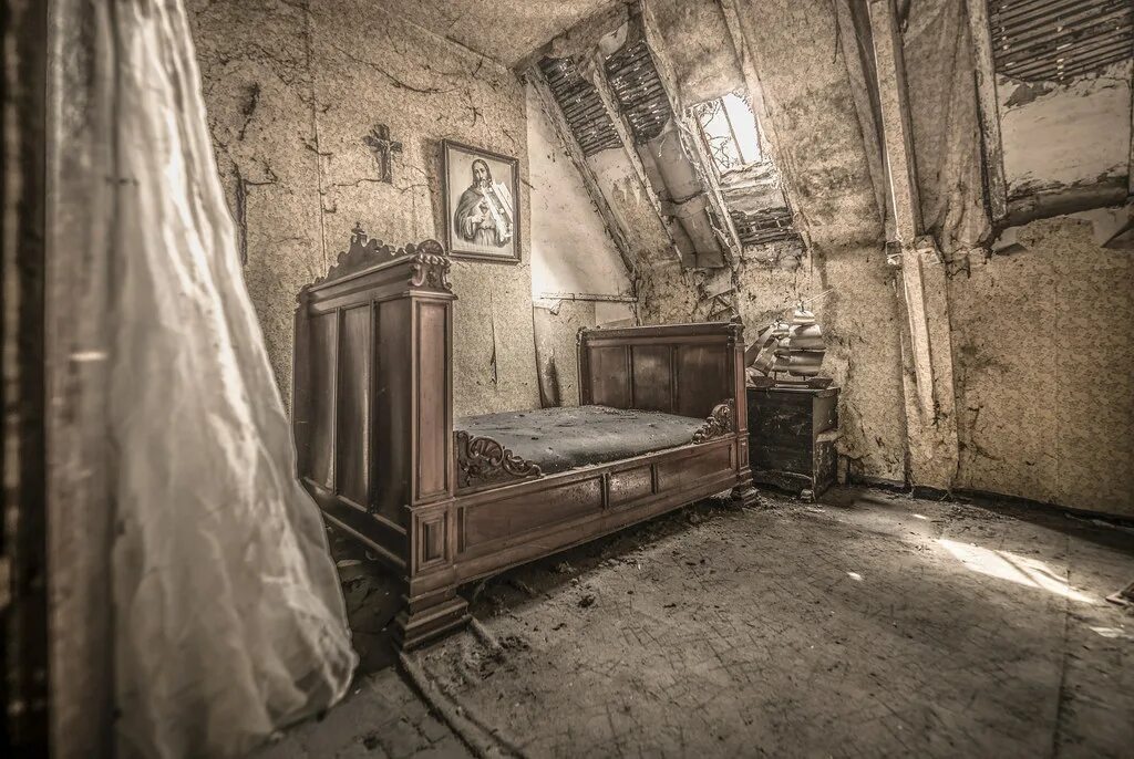 Old bedroom. Старинная спальня. Старинная комната. Заброшенная комната. Старая комната.