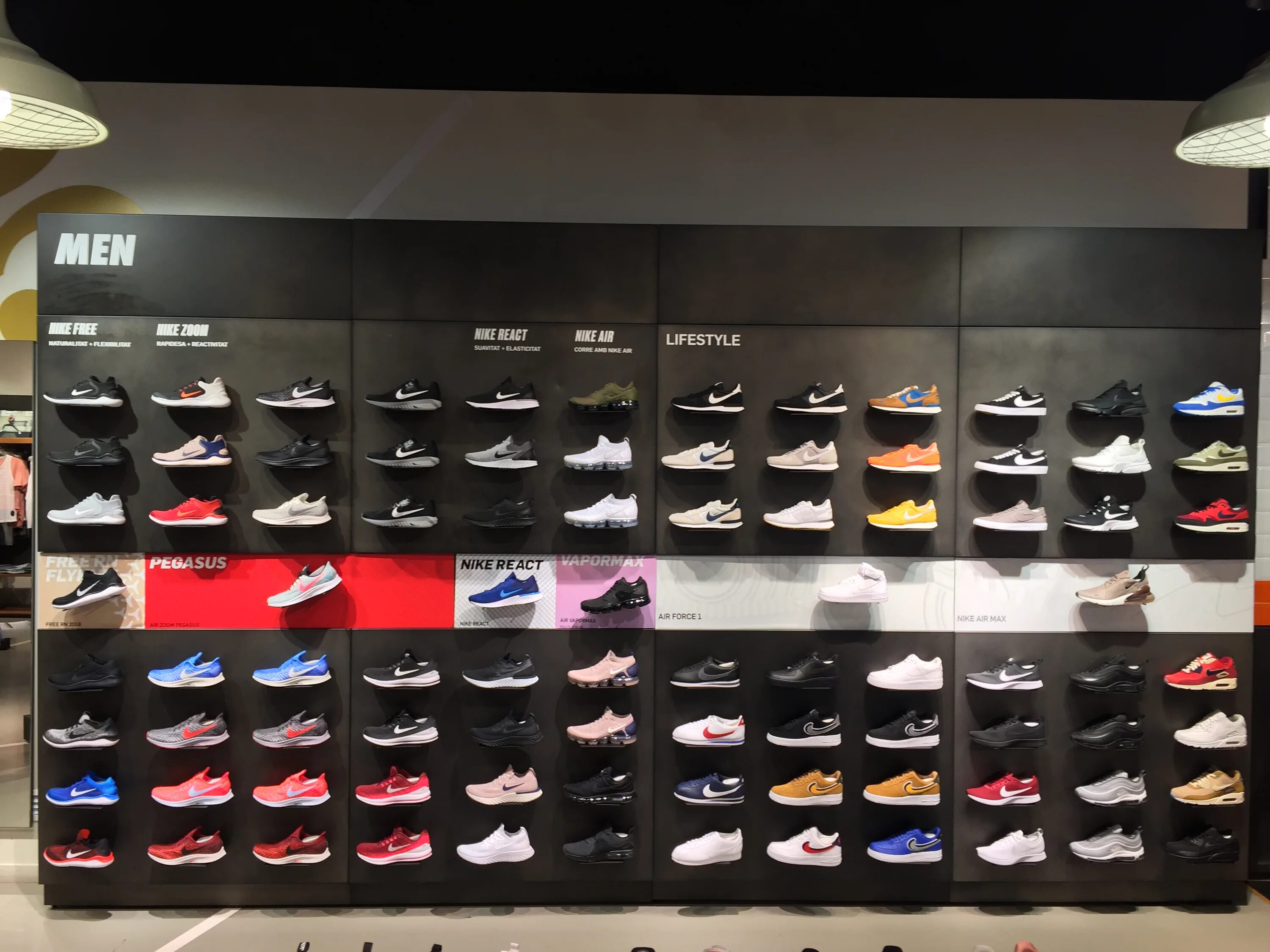 Найк где магазины. Магазин Nike в Савеловском. Магазин Nike СПБ katalog. Магазин Nike Тюмень. Магазин кроссовок найк.