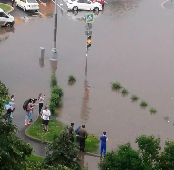 Бирюлево Товарная потоп. Затопило Варшавское шоссе. Потоп в Москве. Москву затопило. Сильный дождь сегодня