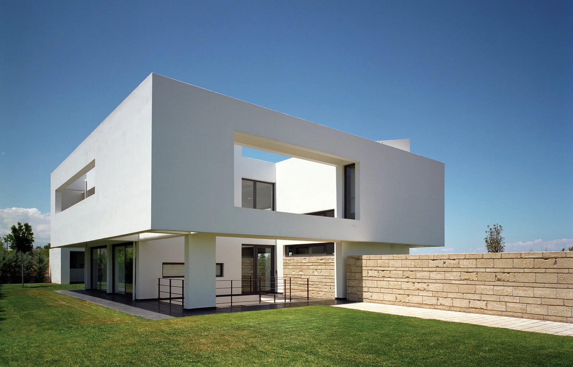 Белый дом архитектор. Греция конструктивизм вилла. Архидейли экстерьер. Вилла Савой экстерьер. Современный стиль в архитектуре.
