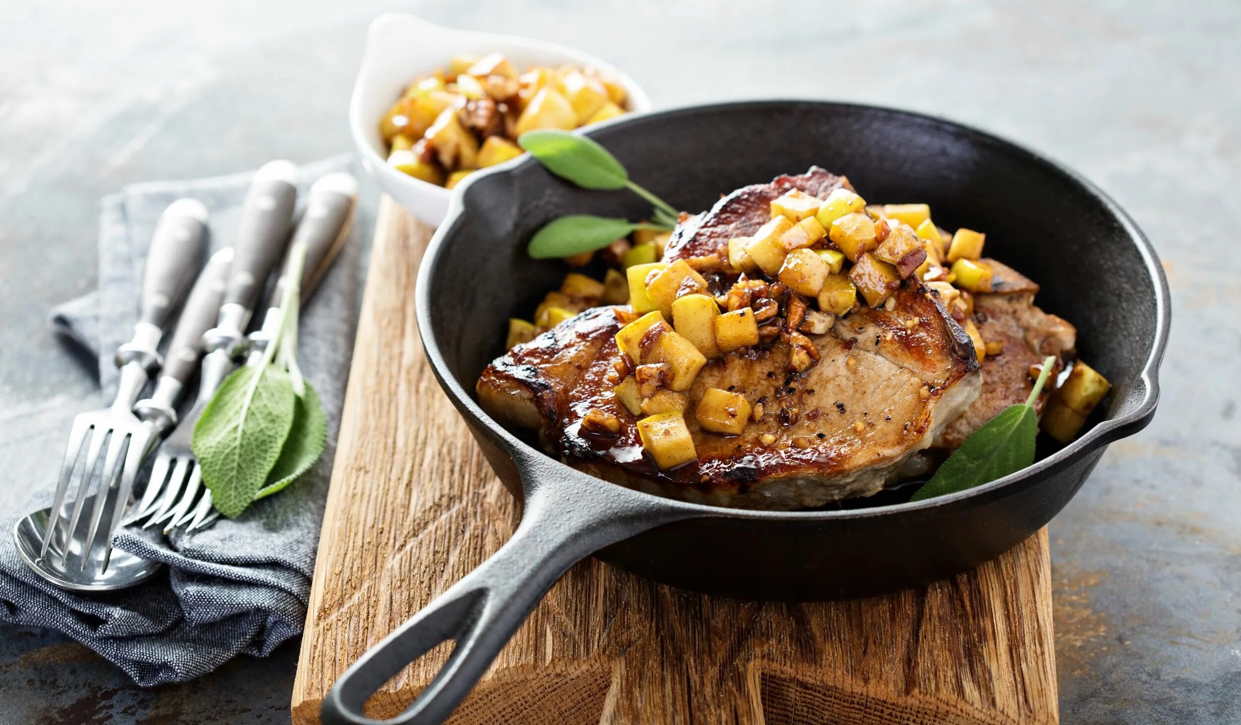 Свинина зажаренная с яблоками. Свинина с яблоками. Запеченная свиная в духовке с яблоками. Свинина под яблочным соусом с рисом. Свинина с грушей в духовке.