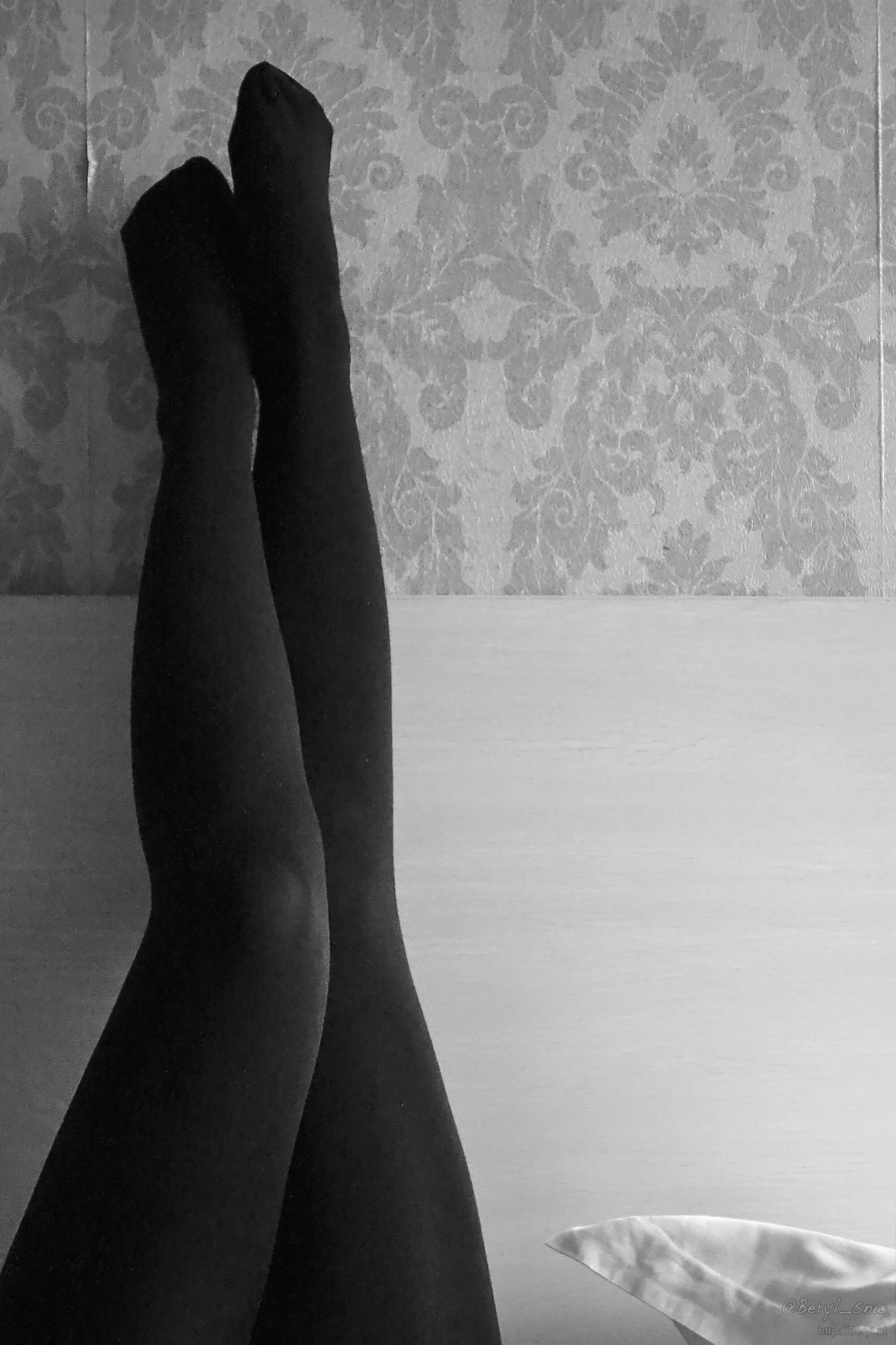 Нога в черном чулке. Чулки gabriella calze lux. Чулки gatta michelle 01. Нога в черном чулке. Чулки под колготками.