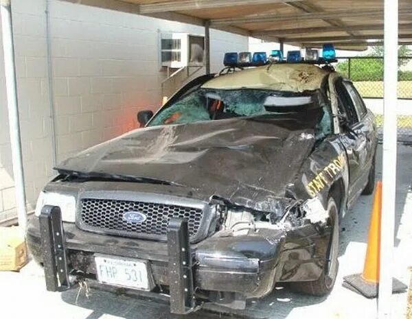 Полицейский разбивает машину. Разбитые полицейские машины. Разбитые машины полиции США. Разбитая Полицейская машина.