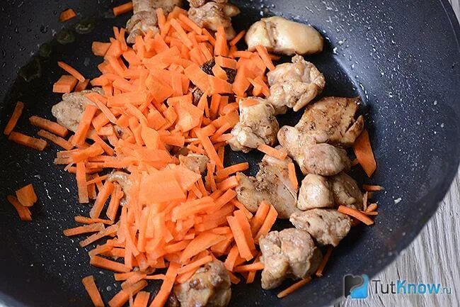 Тушеная пекинская капуста с курицей. Тушёная капуста с мясом в кастрюле с томатной пастой. Тыква и капуста. Можно ли тушить пекинскую. Кимчи жареная.