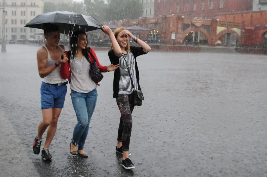 Синоптик москва россия. Плюс 12 дождь. Куда сходить в Москве в дождь. Дмитров в дождливую погоду. Туристы в плохую погоду радостные.