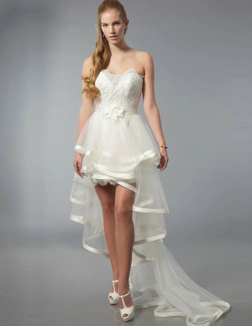 Свадебные платья короткие. Свадебное платькороткое. Свадебное платье короткое со шлейфом. Короткое свадебное платье со шл.