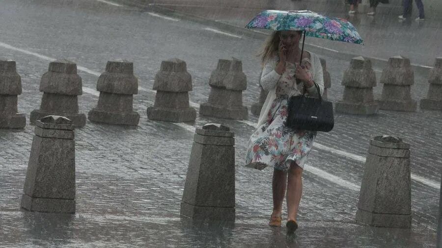 сильный дождь в курске. дождь гроза апрель. дождь 12 июня. фонтан воронеже советской площади 2018. плюс 12 дождь.