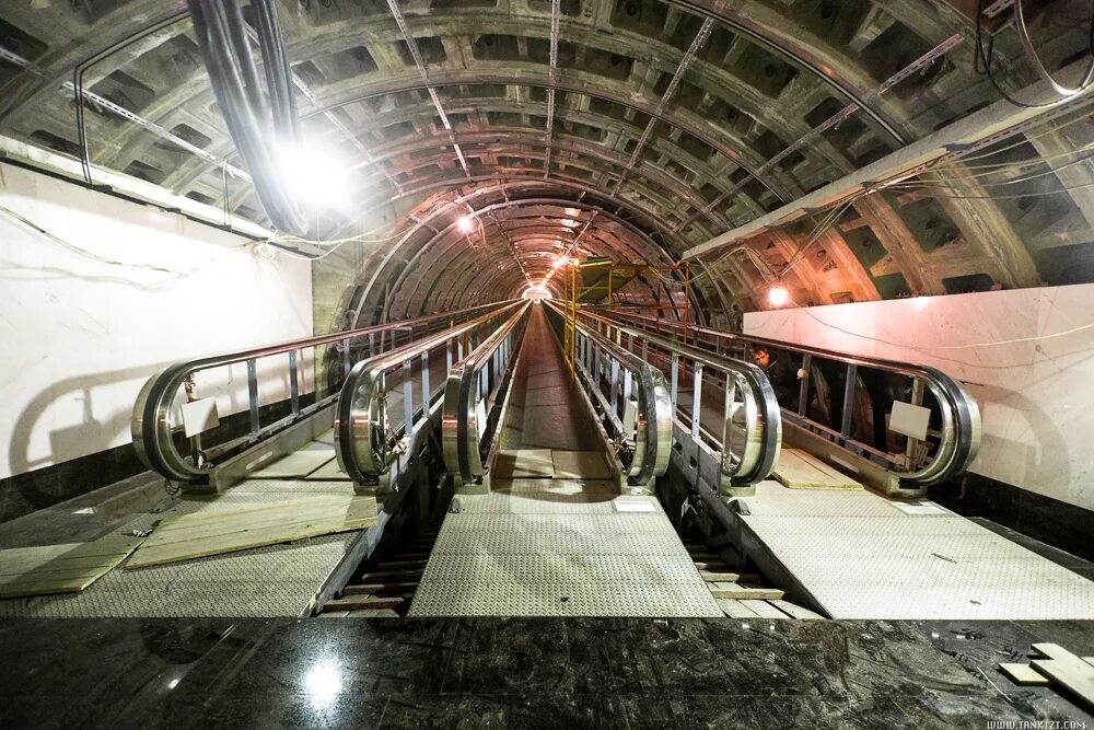 Когда вышла станция 2. Московский метрополитен стройка. Метро спортивная траволатор. Эскалатор новосибирский метрополитен. Когда вышла станция 2.