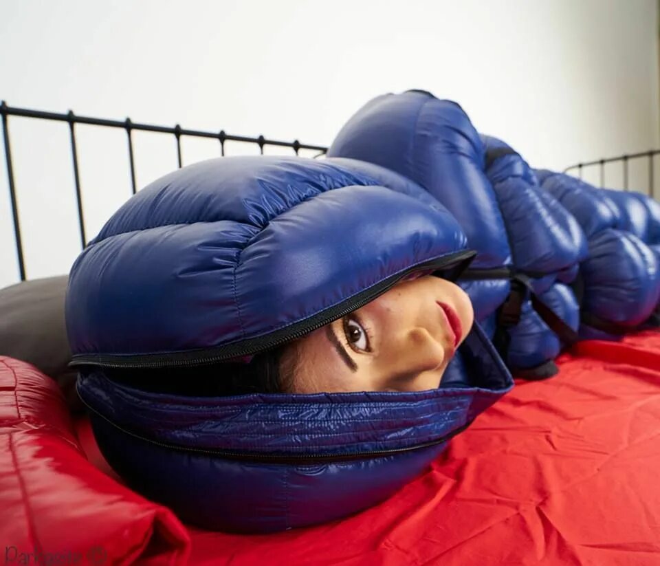Downgirlz комбинезон down coat. Связанные женщины в пуховике. Фетиш спальный мешок down coat. Бондаж в спальных мешках. Девушка связана в спальном мешке.