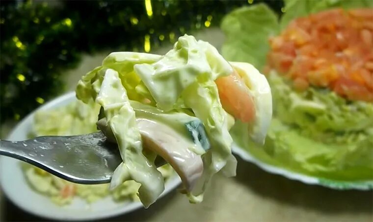 Кальмар капуста рецепт. Салат с кальмарами и пекинской капустой. Кальмар в сливочном соусе с пекинской капустой. Кальмар отварной с пекинской капустой. Салат с кальмаром и пекинской капустой фото.