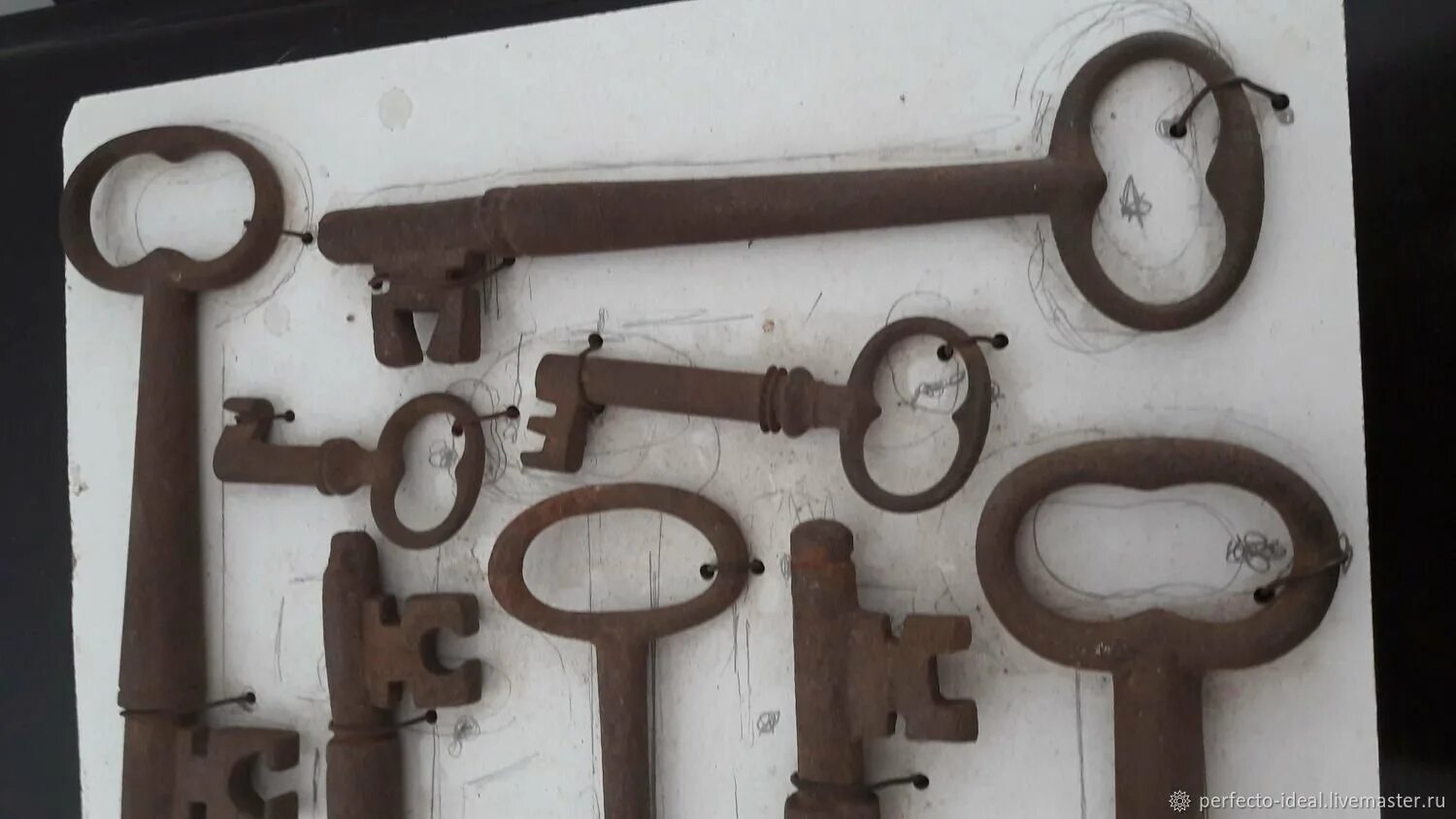 Куплю старые ключи. Ключ Амбарный старинный. Старинные кованые ключи. Старинные большие ключи. Старинные ключи от замков.