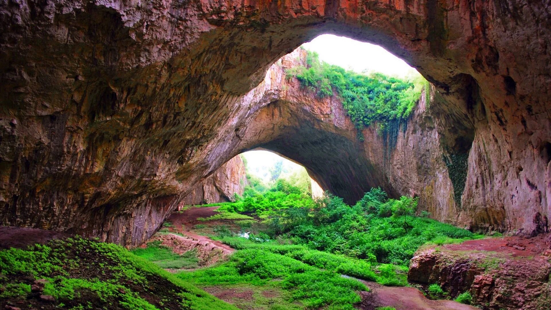 Cave v. Пещера Деветашка Болгария. Пещера Шондонг Вьетнам. Пещера Деветаки. Болгария.. Пещера Деветашка (15 км от г. Ловеч).