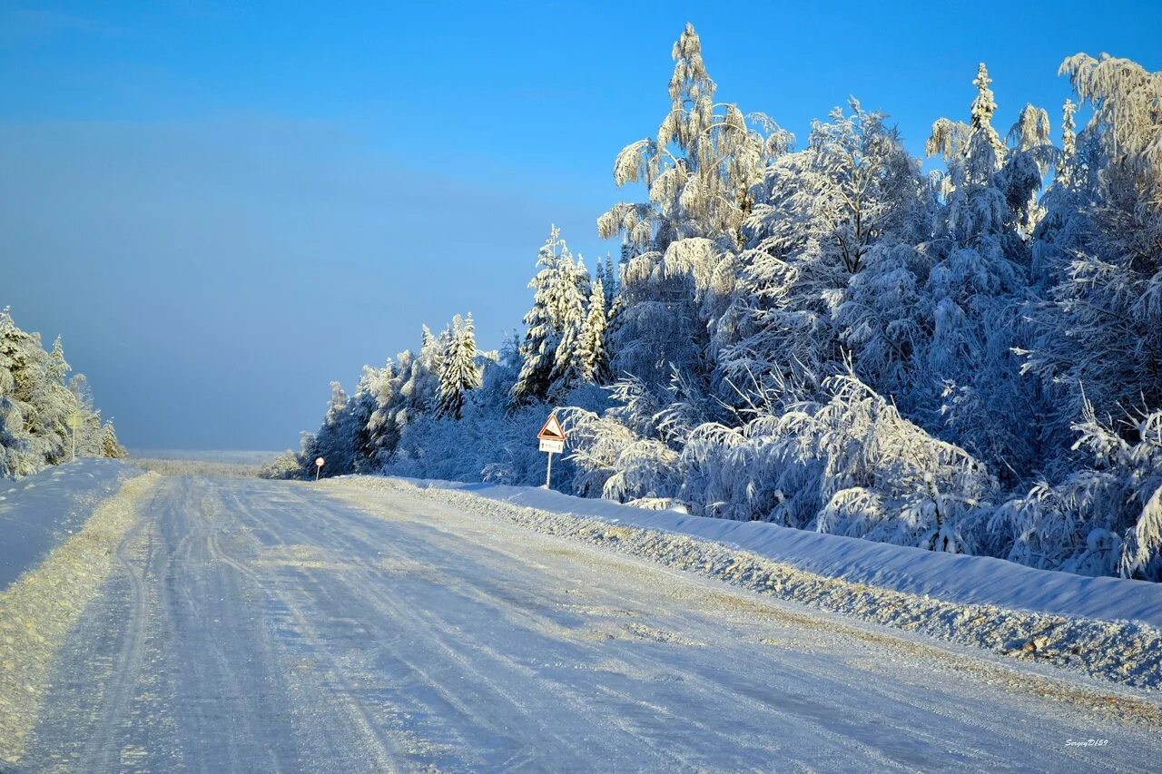 Пермский край шоссе. Автодорога зима Пермский край. Зимняя дорога. Заснеженная дорога. Дорога зимой.