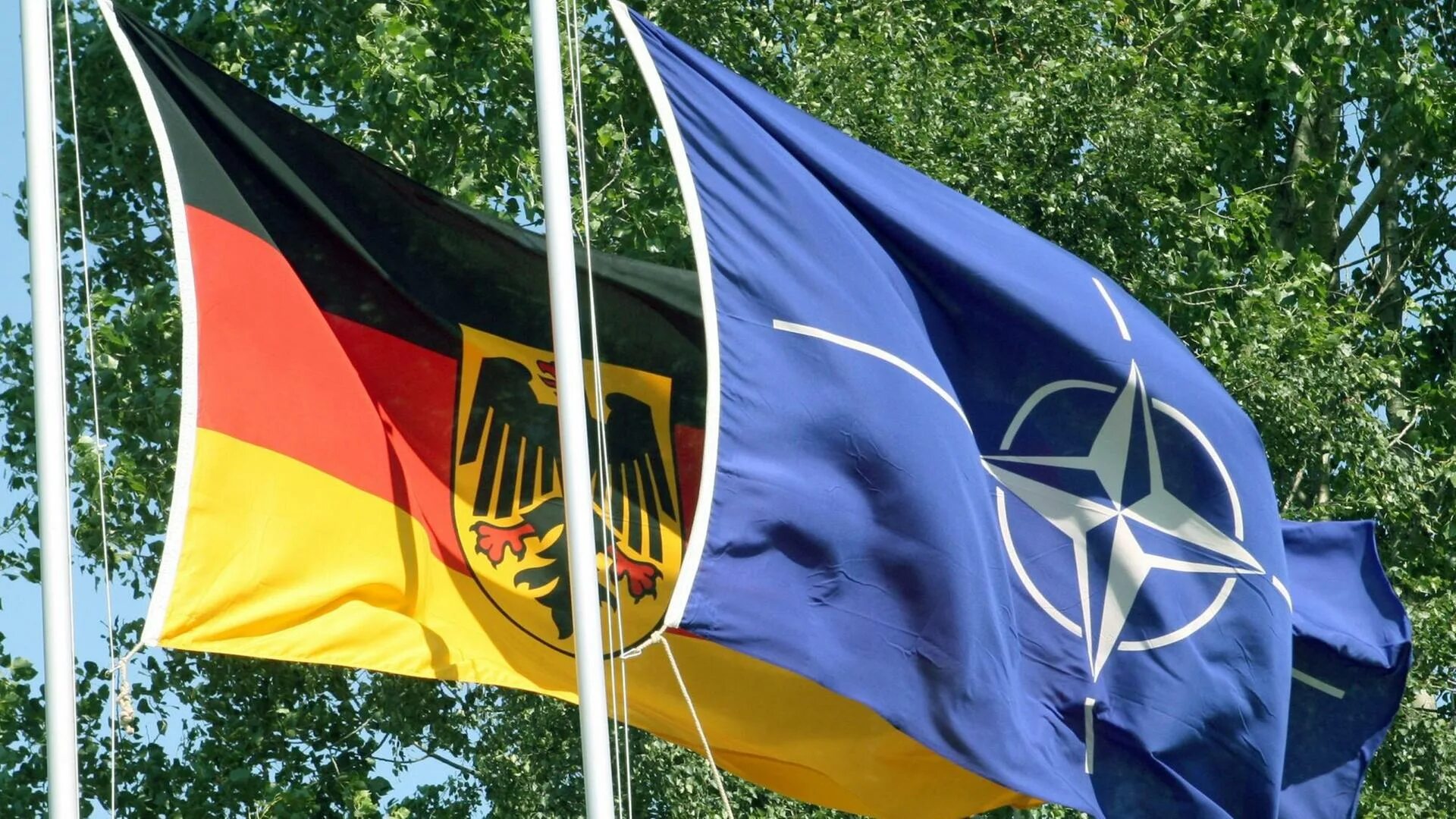 Нато доказательство. ФРГ В НАТО. ФРГ В НАТО 1955. Германия и ЕС НАТО. ФРГ И НАТО флаг.
