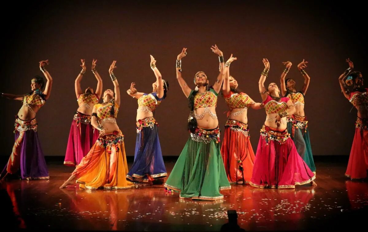 Танцевать арабские танцы. Восточные танцы в зале. Арабский национальный танец. Танец арабов. Арабские танцы.