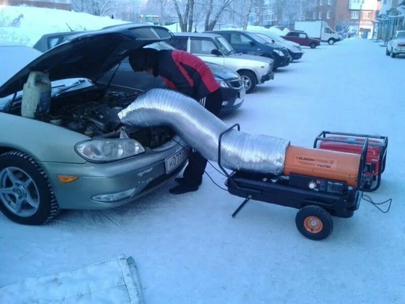 Отогрев автомобиля пушкой. Пушка для прогрева автомобиля. Прогреть машину пушкой. Отогрев автомобиля зимой. Машины отогревать паром зимой.