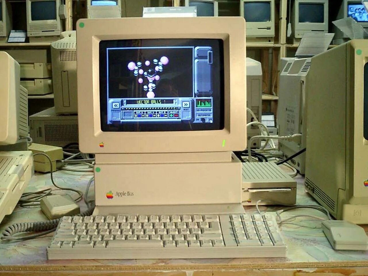 Apple II 1977. Apple 2 компьютер. Эппл 2 компьютер 1977. Эппл компьютер 2 1986.