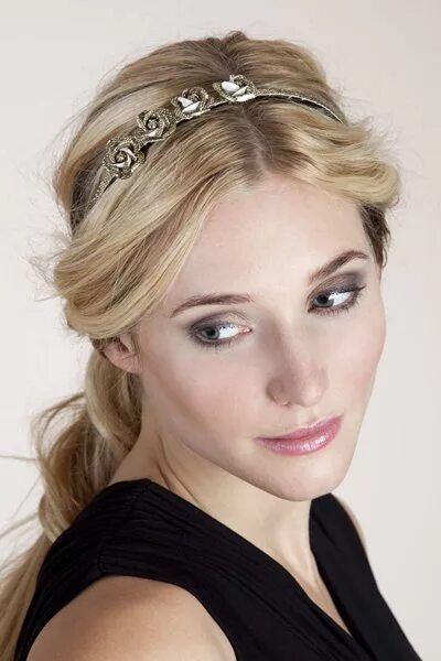 Лампадион греческая прическа. Вечерние прически с ободком. Прическа с ободком на длинные волосы. Прическа с ободком. Прическа с ободком из цветов.