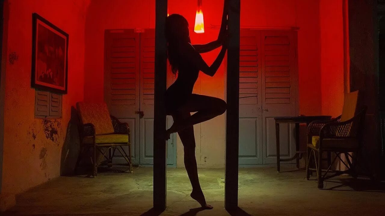 Cheryl S показывает стриптиз возле красного кресла