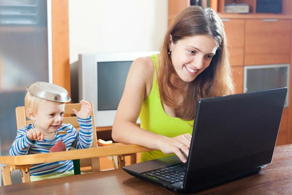Родители работали и зарабатывали. Мама с ребенком у компьютера. Дети в офисе. Женщина с ребенком за компьютером. Молодая деловая мама.