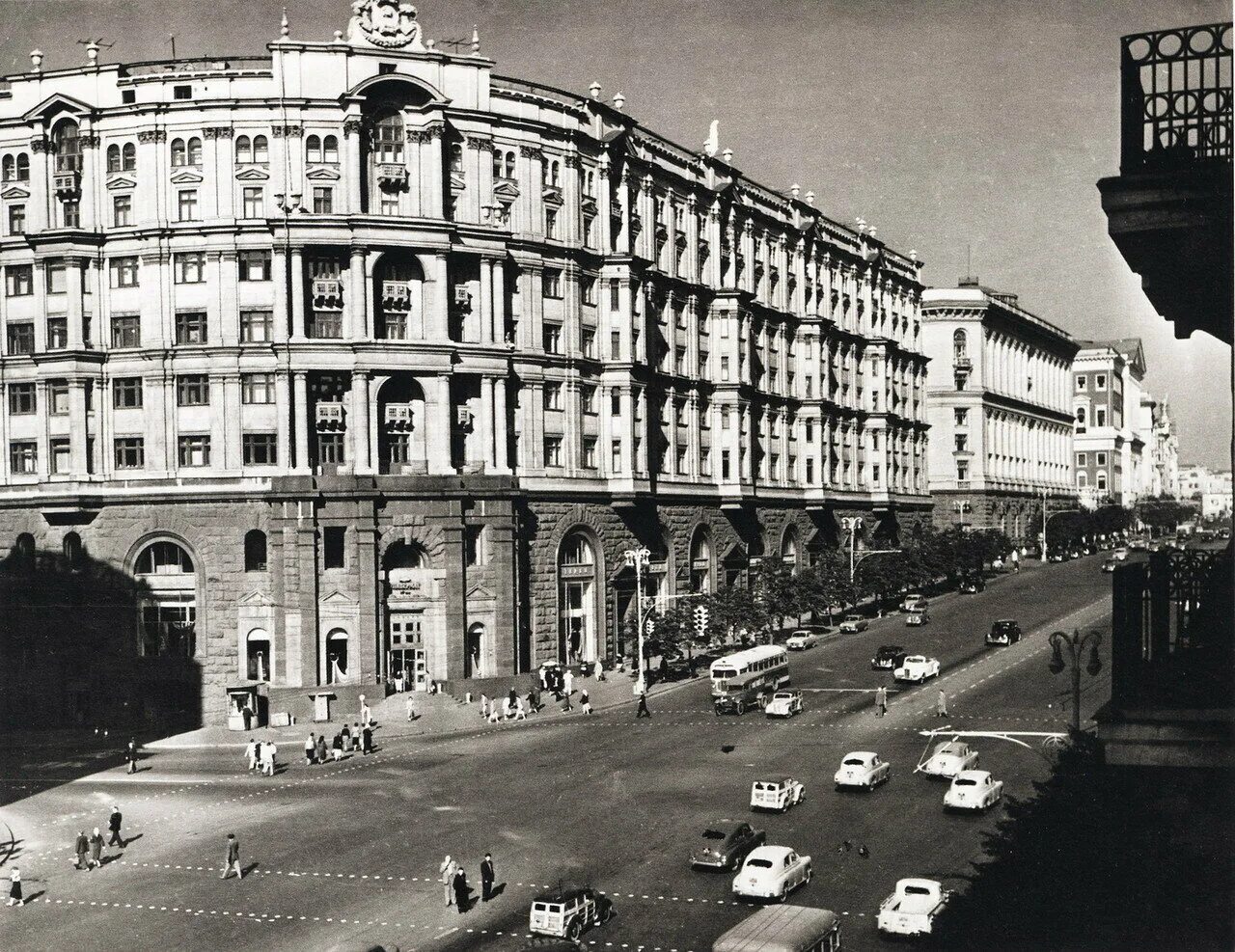 Тверская улица 1950-е. Улица Горького (Тверская) Москвы 50е. Москва в фотографиях Наума Грановского 20е годы. Улицы москвы 1930 годов