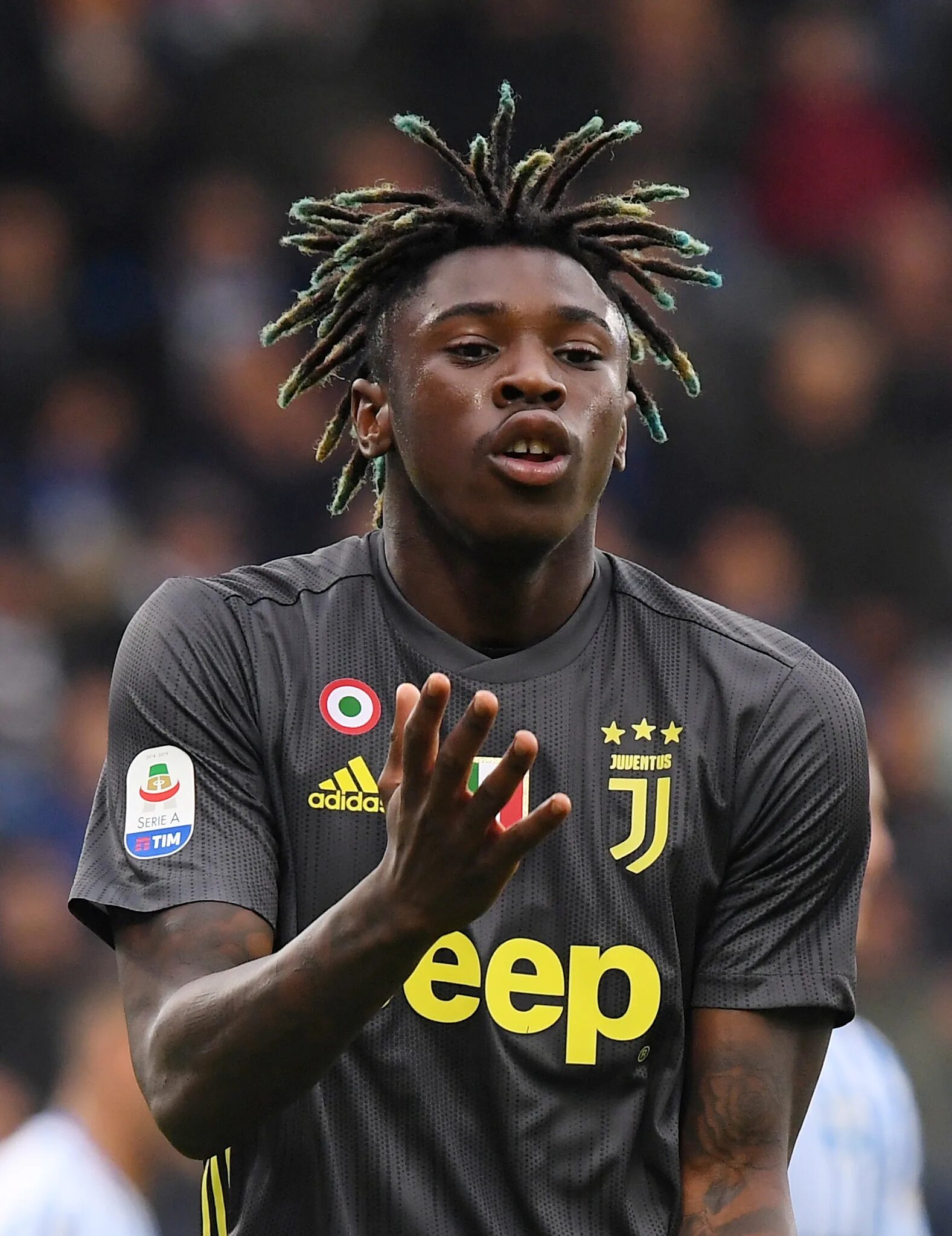 Мойзе кин футболист. Мойзе кен. Мойзе кин ювентус. Moise kean манешка. Мойзе кин футболист.