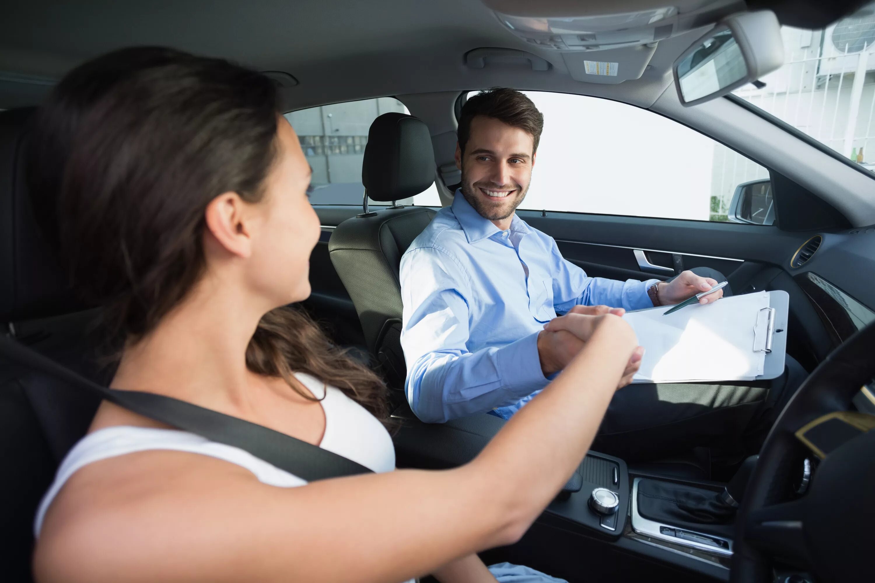 During driving. Уроки вождения. Урок в автошколе. Инструктор автошколы. Автошкола автомобиль.