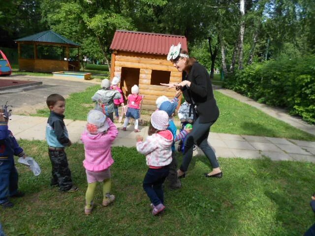 День прогулки в детском саду. Развлечения на прогулке в детском саду. воспитательница на прогулке в детском саду. воспитатель детсада с детьми на прогулке. воспитатель на прогулке с детьми.