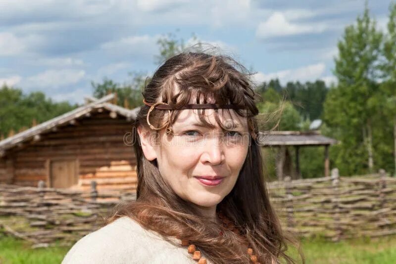 Деревья во дворе. Фотосессия на природе. Девушка в деревенском доме. Девушка на крыльце. Чулки деревня.